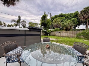 Outdoor dining - Casa Vabin: Lap Pool, Modern "Old Florida" Charm (West Palm Beach)
