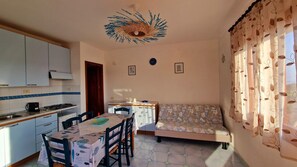 Refrigerador, placa de cocina, cafetera/tetera, utensilios de cocina