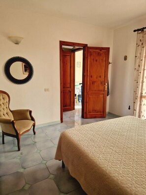 2 slaapkamers, een strijkplank/strijkijzer, beddengoed