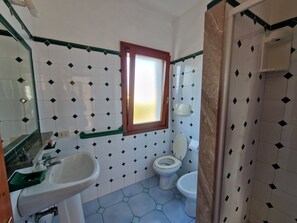 Dusche, Haartrockner, Bidet, Handtücher