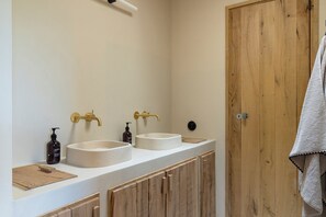 Shower, hair dryer, towels, shampoo