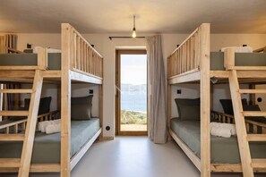 6 chambres, coffres-forts dans les chambres, fer et planche à repasser
