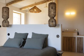 6 chambres, coffres-forts dans les chambres, fer et planche à repasser