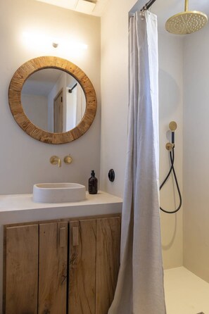 Shower, hair dryer, towels, soap - VILLA IPANEMA - New Home Coming Soon, Sleeps 14, Panoramic Sea View (OLMETO PLAGE)