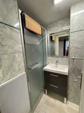 Haartrockner, HandtĂŒcher, Toilettenpapier