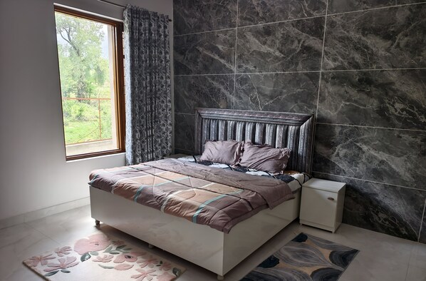 5 bedrooms, iron/ironing board, free WiFi