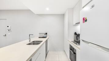 Fridge, oven, stovetop, dishwasher