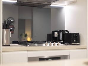 Fridge, oven, stovetop, dishwasher