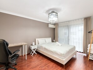 3 bedrooms, desk, iron/ironing board, WiFi