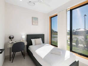 6 bedrooms, iron/ironing board, WiFi, bed sheets