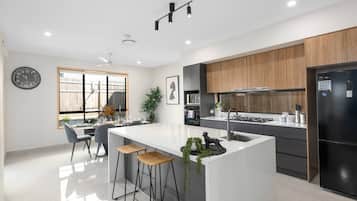 Køleskab, mikrobølgeovn, ovn, kogeplade