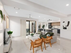 TV - Spacious Modern 6BR Family Home in Pallara QLD (Pallara)