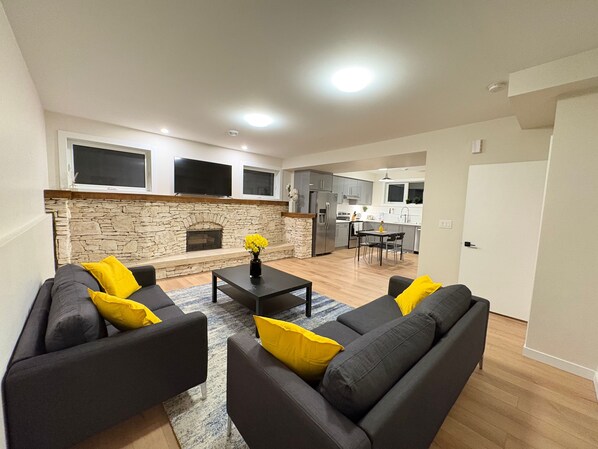 Smart TV, fireplace - Entire guest suite in Calgary, AB (Calgary)