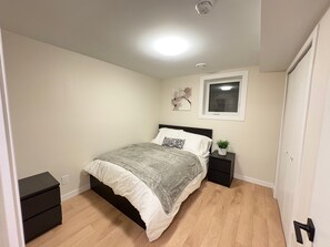 2 bedrooms, iron/ironing board, WiFi, bed sheets - Entire guest suite in Calgary, AB (Calgary)