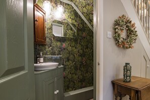 Shower, hair dryer, towels - Bridge Cottage, Hawes (Hawes)