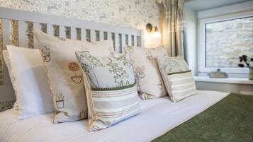 2 bedrooms, iron/ironing board, Internet, bed sheets