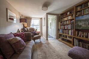 TV, fireplace - Bridge Cottage, Hawes (Hawes)
