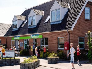 Een gebouw met een groen bordje met daarop 'Informatie' en een bord 'Geen Parkeren'.