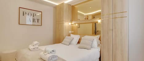 2 bedrooms, laptop workspace, iron/ironing board, bed sheets