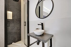 Apartment | Bathroom | Hair dryer, towels, soap, shampoo