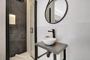 Apartment | Bathroom | Hair dryer, towels, soap, shampoo
