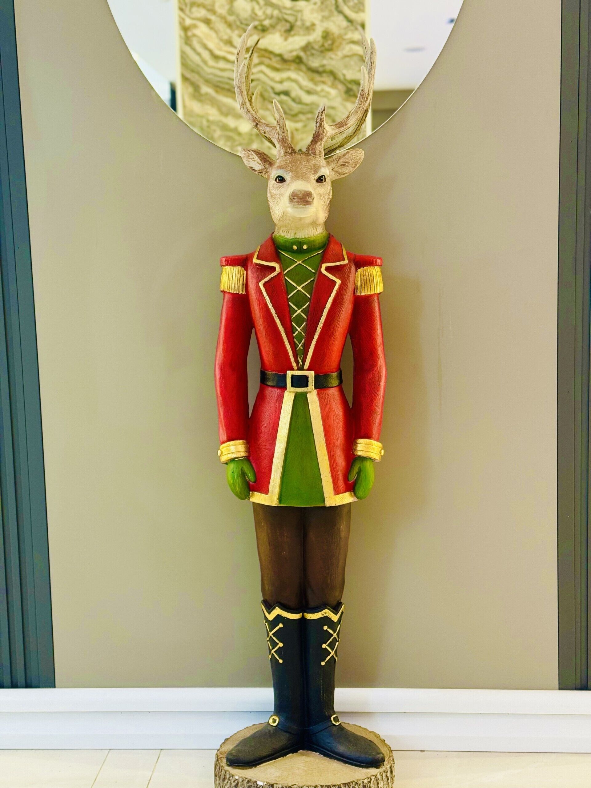Una figura de soldado de hojaldre sobre una base de madera.