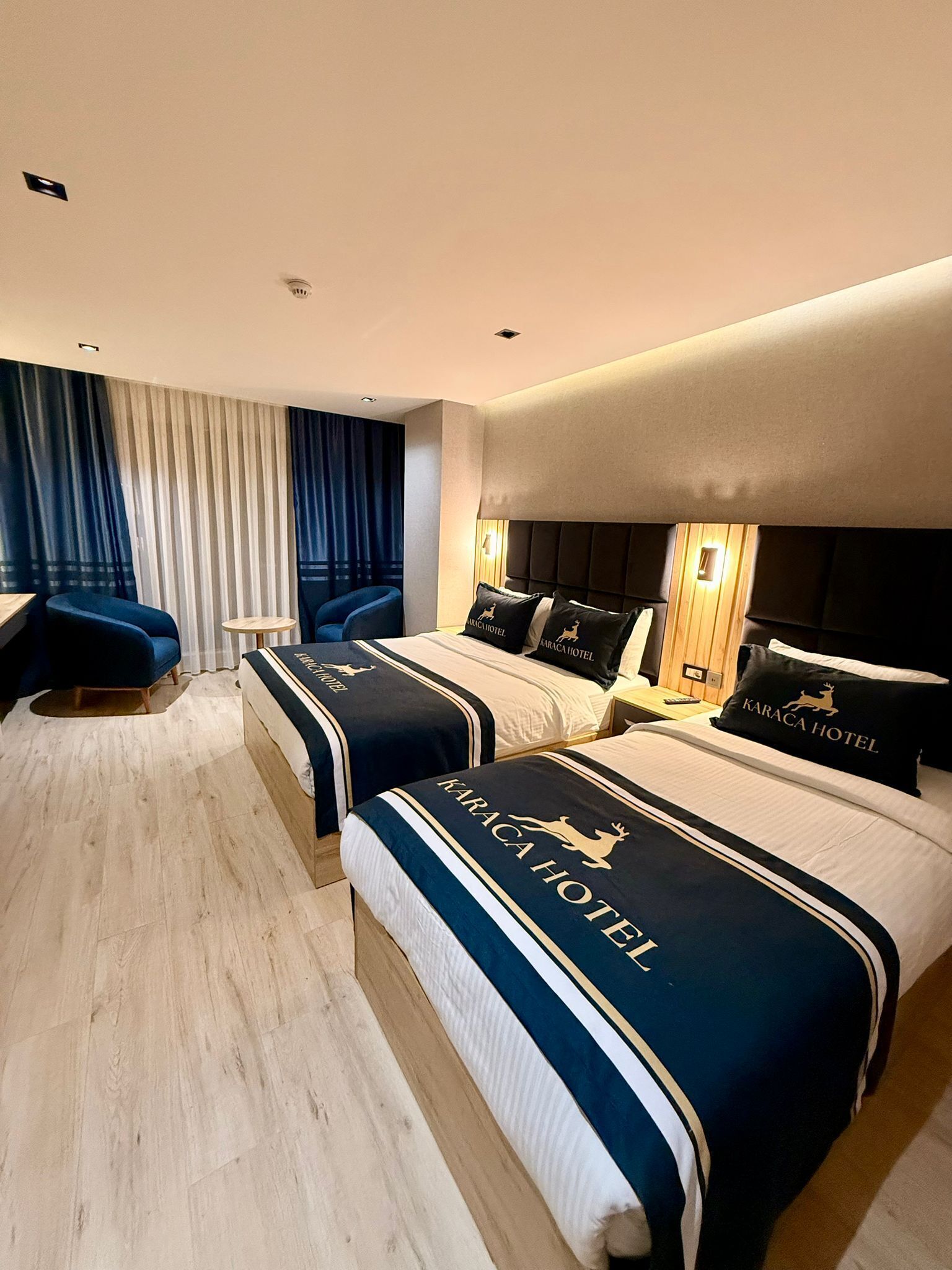 Deluxe-værelse med 2 enkeltsenge - byudsigt | Egyptiske bomuldslagner, premium-sengetøj, minibar