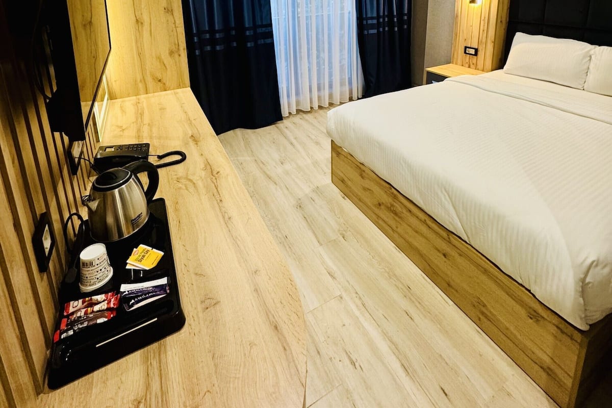Egyptian cotton sheets, premium bedding, minibar, in-room safe