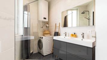 Douche, sèche-cheveux, serviettes fournies, savon