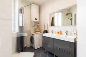 Dusche, Haartrockner, Handtücher, Seife