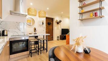Geladeira, micro-ondas, fogão, cooktop