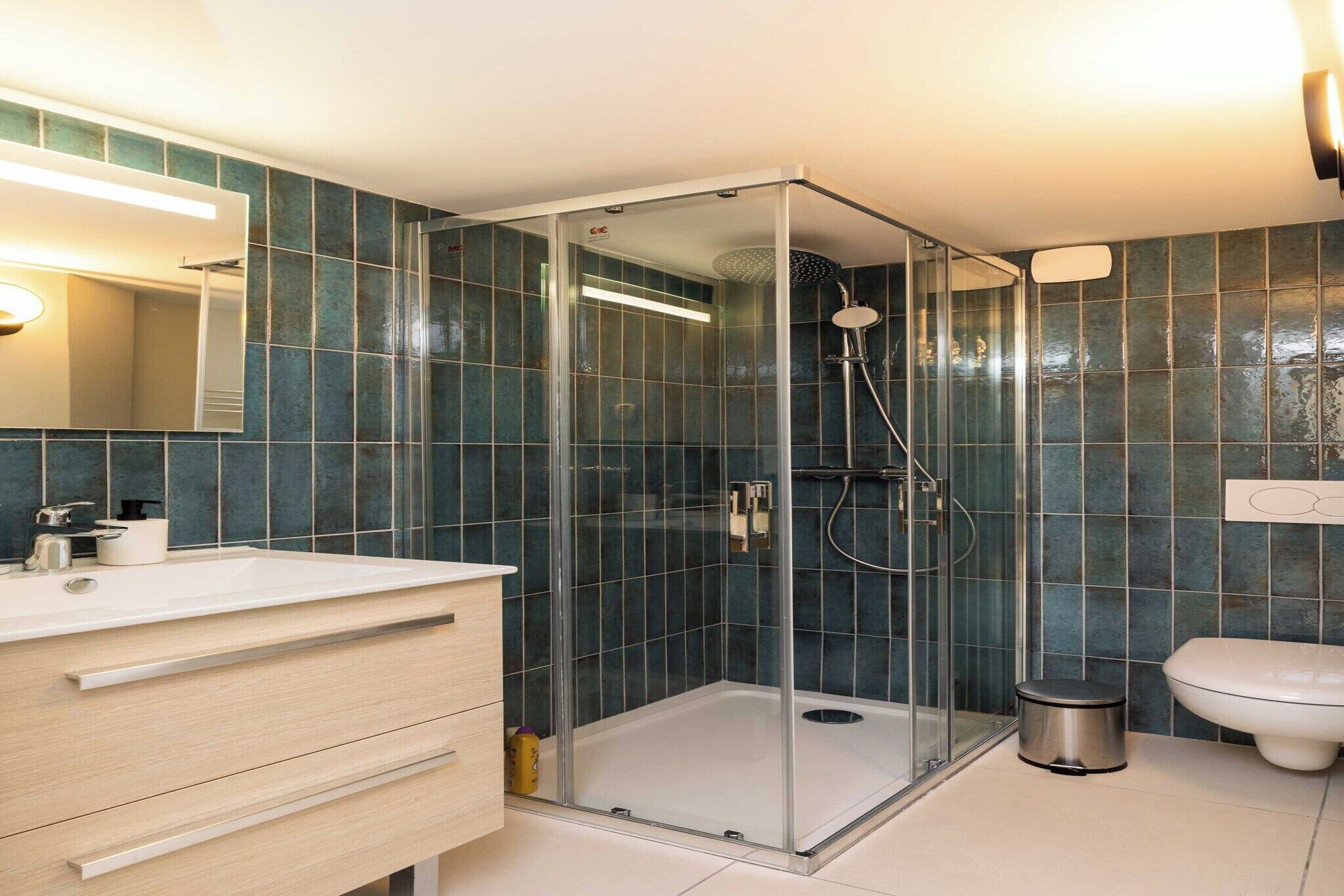 Douche, sèche-cheveux, serviettes fournies