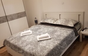 2 slaapkamers, een strijkplank/strijkijzer, gratis wifi, beddengoed