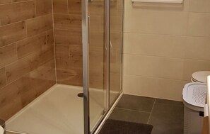 Een douche, een haardroger, handdoeken