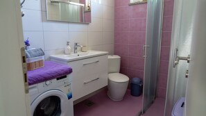 Douche, séchoir à cheveux, serviettes fournies