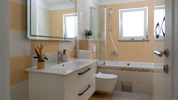 Douche, séchoir à cheveux, serviettes fournies