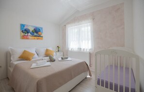 3 bedrooms, iron/ironing board, free WiFi, bed sheets