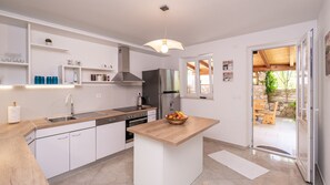 Kjøleskap, mikrobølgeovn, ovn og oppvaskmaskin