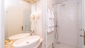 Een douche, een haardroger, handdoeken