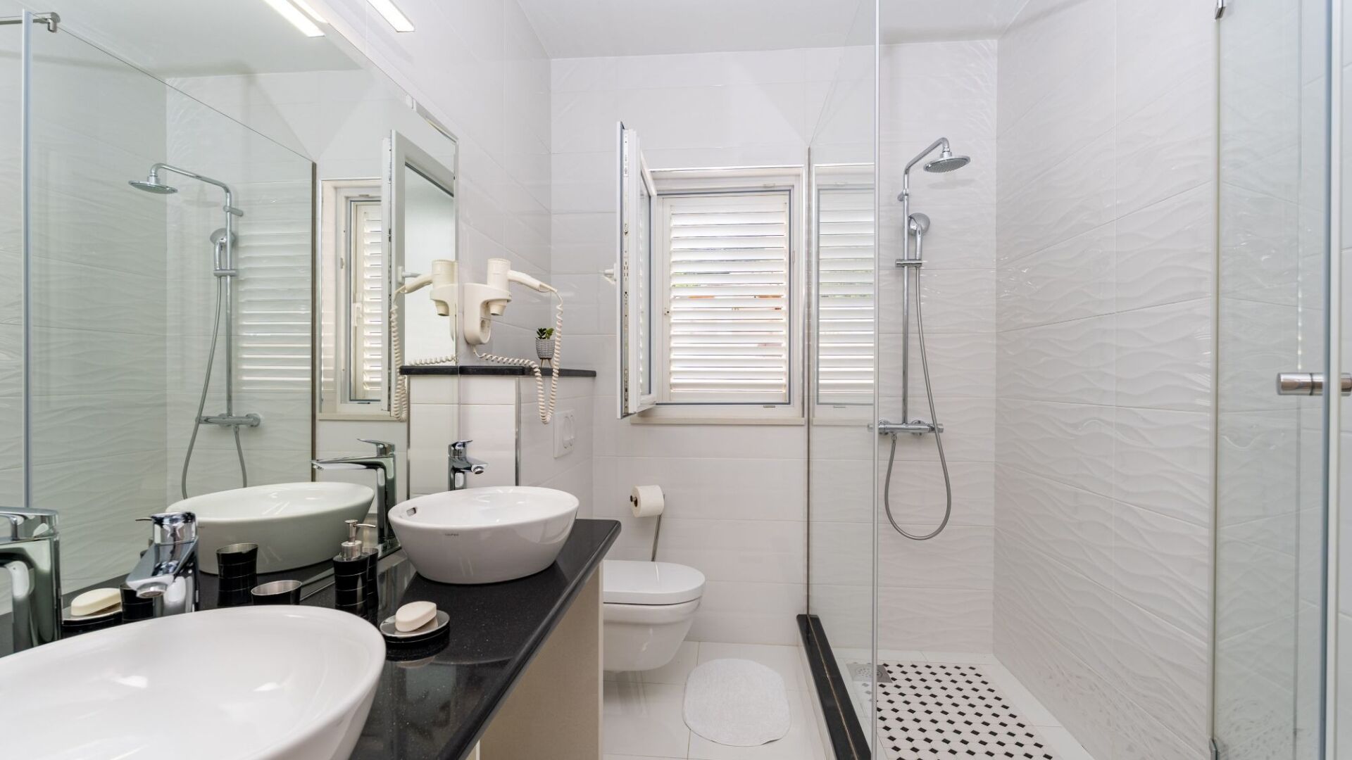 Ducha, secador de pelo y toallas