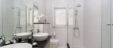 Douche, sèche-cheveux, serviettes fournies