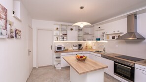 Kjøleskap, mikrobølgeovn, ovn og oppvaskmaskin