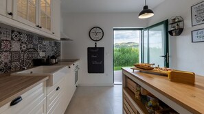 Refrigerador, microondas, horno y lavavajillas 