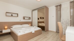 5 habitaciones, tabla de planchar con plancha y wifi gratis 