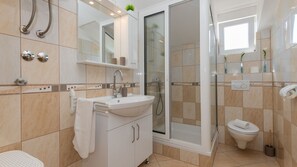 Douche, séchoir à cheveux, serviettes fournies