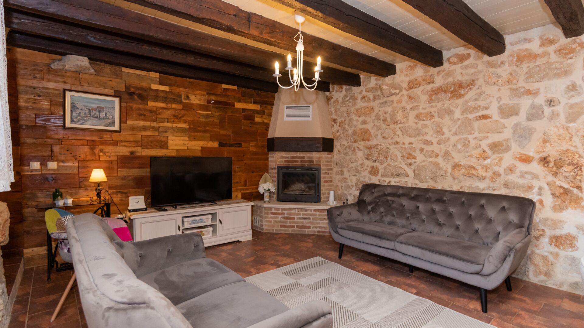TV, fireplace