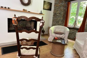 Una televisión, una chimenea
