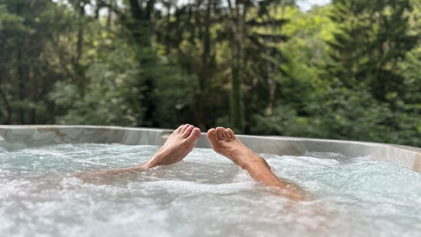 A hot tub with a forest view. - Cottage by River with Spa near Carcassonne (Caudebronde)