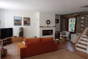 Smart TV, fireplace