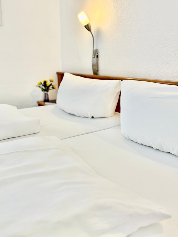 Habitación doble estándar, vista a la ciudad | Escritorio y wifi gratis 